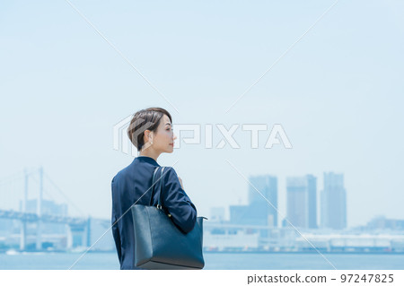在城市工作的女商人(商業工作) 在城市工作的女商人(商業工作) 97247825