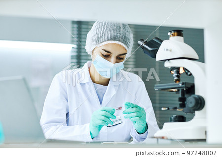 Young woman working in laboratory and doing blood tests 97248002