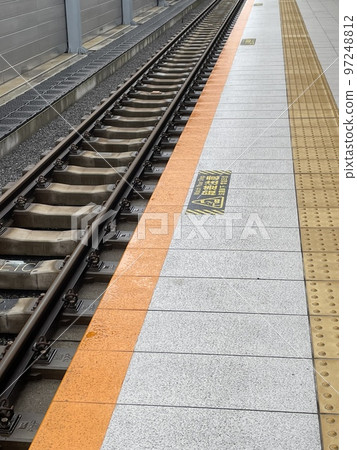 Station platform　 97248812