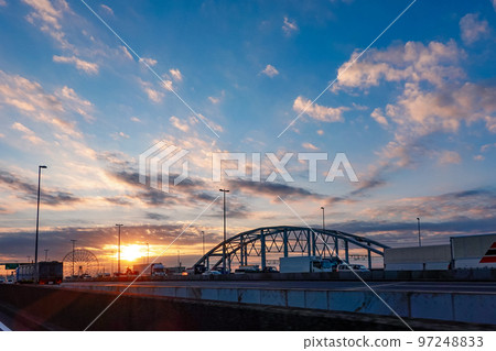 從千葉到橫須賀的 357 號國道被稱為東京灣岸公路的黎明 97248833