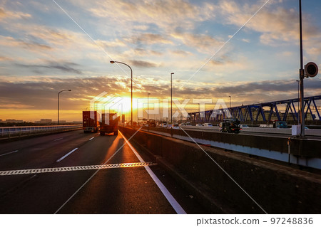 從千葉到橫須賀的 357 號國道被稱為東京灣岸公路的黎明 從千葉到橫須賀的 357 號國道被稱為東京灣岸公路的黎明 97248836