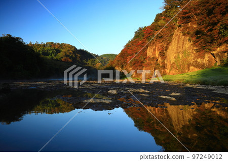 Hanamaki City, Iwate Prefecture, Autumn leaves of Tateiwa in Hirasaki 97249012