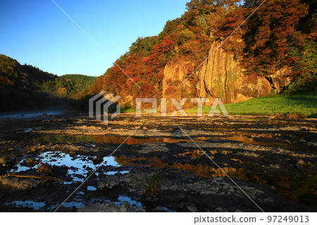 Hanamaki City, Iwate Prefecture, Autumn leaves of Tateiwa in Hirasaki 97249013