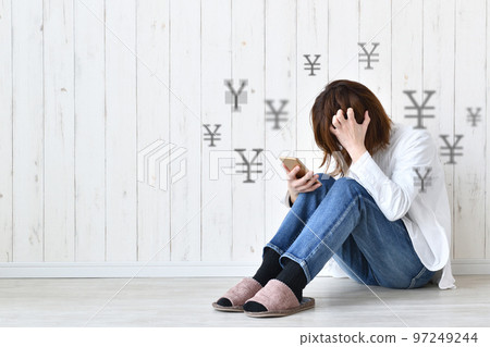 有金錢煩惱的女人的形象 97249244