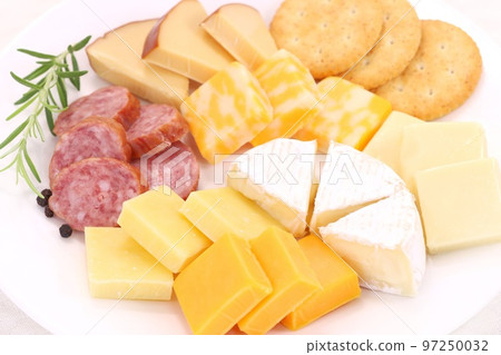 Hors d'oeuvre salami cheese crackers Hors d'oeuvre salami cheese crackers 97250032