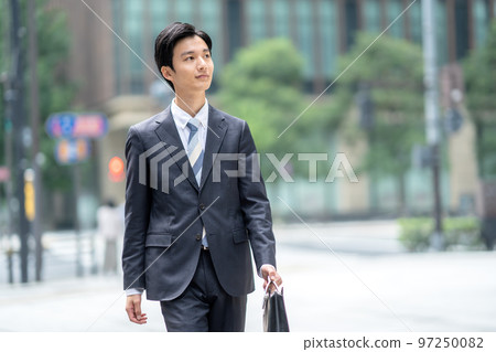 走在辦公室鎮的商人 走在辦公室鎮的商人 97250082