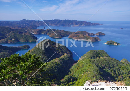 從長崎縣對馬市金田城所在的城山山頂眺望 97250525