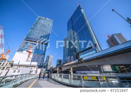 日本的東京城市景觀看澀谷站和櫻丘地區重建接近完成的建築物 = 12 月 14 日 97251847