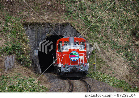 Aterazawa Line DE10 1651 towards Tateyama Tunnel Aterazawa Line DE10 1651 towards Tateyama Tunnel 97252104