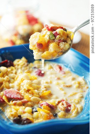 水果格蘭諾拉麥片加牛奶 97253089