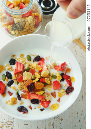 水果格蘭諾拉麥片加牛奶 97253145