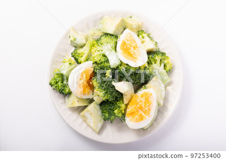 西蘭花、鱷梨和煮雞蛋沙拉 97253400