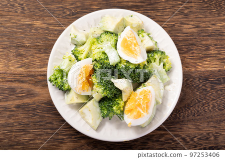 Broccoli, avocado and boiled egg salad Broccoli, avocado and boiled egg salad 97253406
