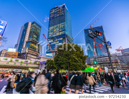 日本的東京城市景觀 全國超過 190,000。 12 月的澀谷是一個威脅人流...... BQ.1.1 ......感染爆炸...... = 12 月 14 日 97254230