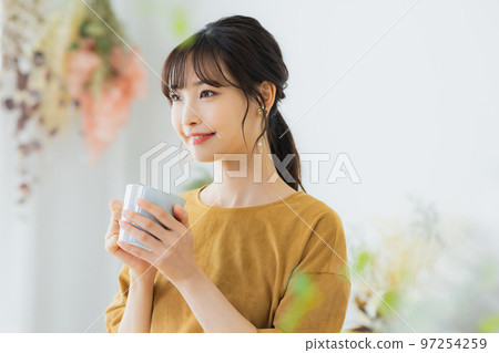 woman woman with mug 97254259