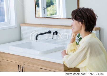 中年女性 97254482