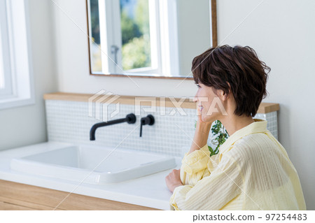 中年女性 97254483