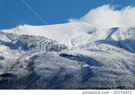 Tokachi mountain range covered with snow in autumn 97254971