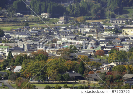 從大分縣由布市由布觀音展望台眺望的由布院街景 97255795