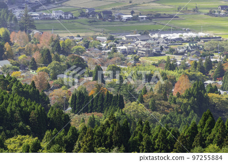 從大分縣由布市鷺台望去的由布院街景 97255884