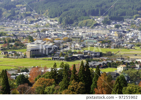 從大分縣由布市鷺台望去的由布院街景 97255902