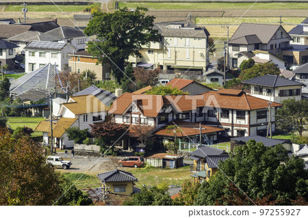 從大分縣由布市由布觀音展望台眺望的由布院街景 97255927