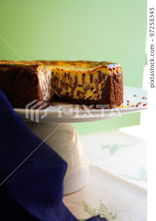 希臘酸奶芝士蛋糕配巧克力片 希臘酸奶芝士蛋糕配巧克力片 97258345