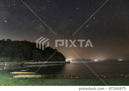 夏日銀河升起於瀨戶內春天的星空海邊 97260975