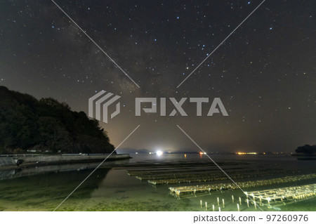 夏日銀河升起於瀨戶內春天的星空海邊 97260976
