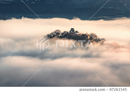 在天空中的城堡 97261545