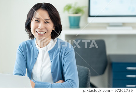 在辦公室工作的中年婦女 97261789