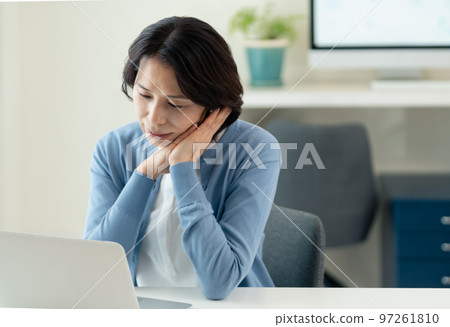 Middle woman working in the office 97261810