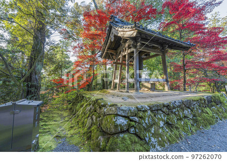 秋葉環繞的江東三山龍山西明寺鐘樓 97262070