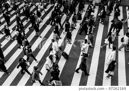 12 月的大阪市。過人行橫道的人快速通過。拍攝單色 12 月的大阪市。過人行橫道的人快速通過。拍攝單色 97262169