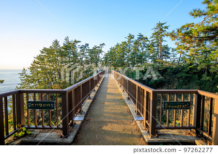 Ganmon Bridge of Happiness in the Evening Hakui City, Ishikawa Prefecture Ganmon Bridge of Happiness in the Evening Hakui City, Ishikawa Prefecture 97262277