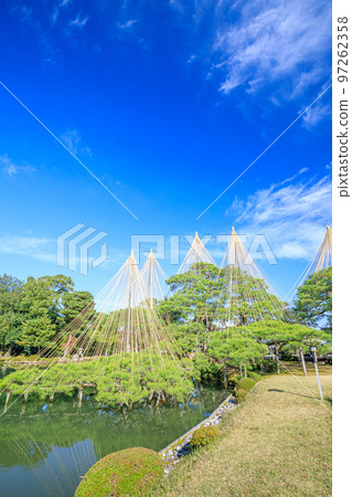 Kenrokuen Garden in autumn, Kanazawa City, Ishikawa Prefecture 97262358