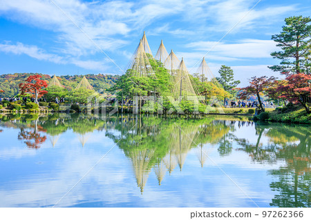 Kenrokuen Garden in autumn, Kanazawa City, Ishikawa Prefecture 97262366