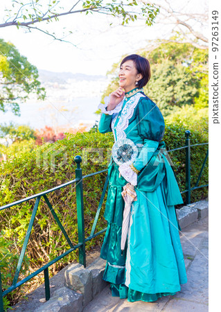 A middle-aged woman wearing a retro costume and enjoying a girls' trip A middle-aged woman wearing a retro costume and enjoying a girls' trip 97263149