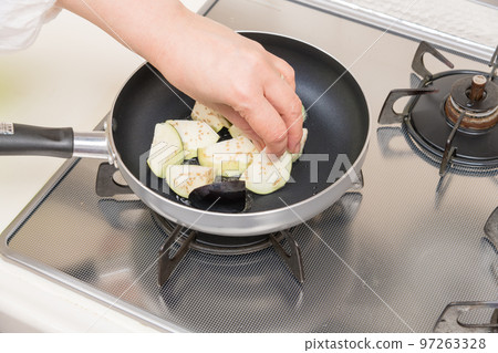 [Make fried eggplant stir-fried eggplant] 97263328