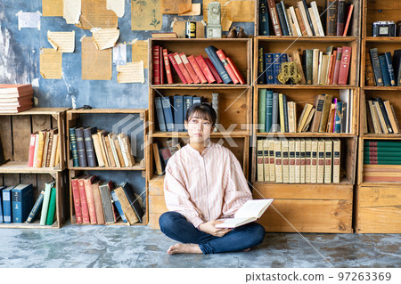 年輕女子在別緻的房間裡放鬆和閱讀 97263369