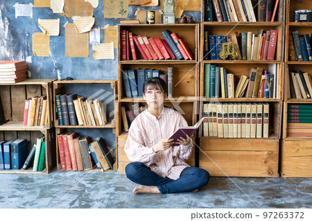 年輕女子在別緻的房間裡放鬆和閱讀 97263372