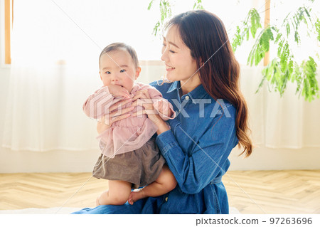 woman raising children 97263696