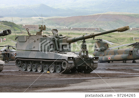 Ground Self-Defense Force self-propelled howitzer on display Ground Self-Defense Force self-propelled howitzer on display 97264265