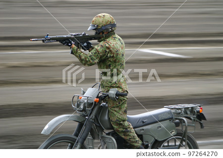 陸上自衛隊偵察人員向車輛開火 97264270