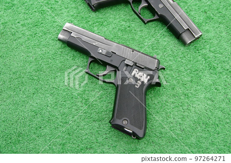 展出的陸上自衛隊手槍 展出的陸上自衛隊手槍 97264271