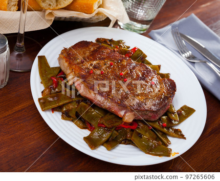Beef entrecote with string beans and bell pepper Beef entrecote with string beans and bell pepper 97265606