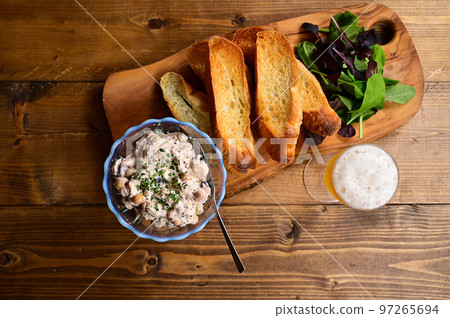 Beans with tuna mayonnaise and toast 97265694