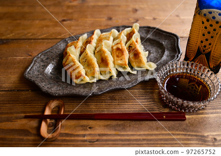 Pan-fried gyoza 97265752
