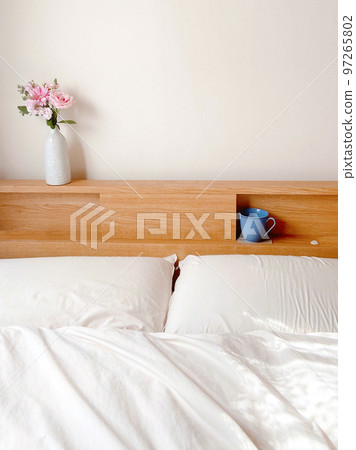 Photo of a bed with white bedding (semi-double) Photo of a bed with white bedding (semi-double) 97265802