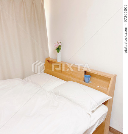 Photo of a natural bed (slanted, ivory beige curtains) Photo of a natural bed (slanted, ivory beige curtains) 97265803